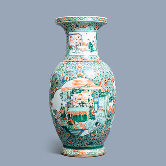 Un grand vase en porcelaine de Chine famille verte, 19/20ème